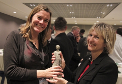 Ros Smith (BBC) receiving the MEDEA Statuette from Kathy Lindekens (VRT)