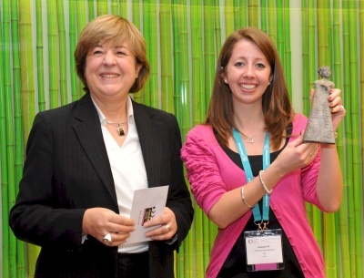 Maruja Gutierrez-Diaz, European Commission (l) with MEDEA Award Winner Lucinda Fell, Childnet International 