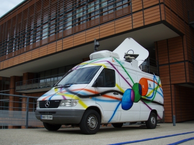 Image of satellite SNG van in front of CC Lyon