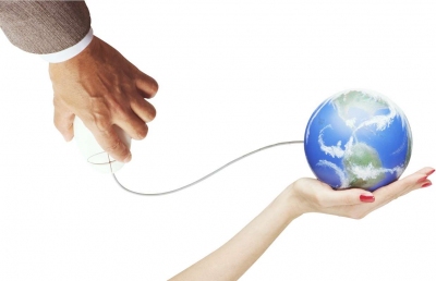 Re.ViCA: research on European virtual campus experiences male hand with mouse connects to globe in female hand
