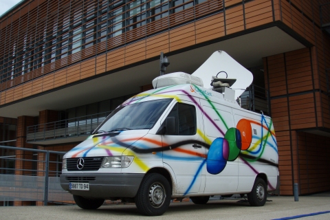 Image of satellite SNG van in front of CC Lyon